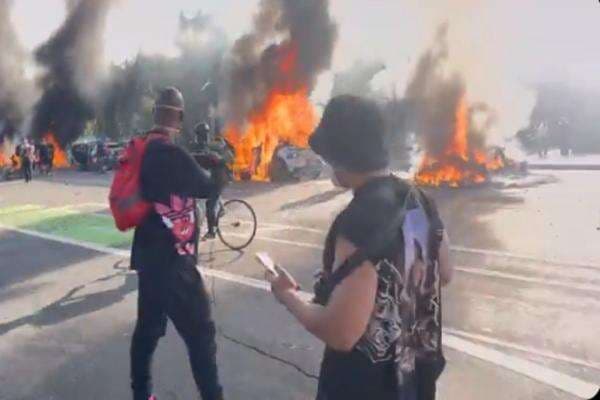 Los Angeles Dilanda Kerusuhan: Mobil-mobil Dibakar, Ribuan Demonstran Hadapi Tentara Garda Nasional Los Angeles Dilanda Kerusuhan: Mobil-mobil Dibakar, Ribuan Demonstran Hadapi Tentara Garda Nasional