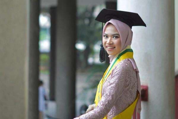 Lulus Cumlaude dari UGM di Usia 19 Tahun, Mutiara Jadi Wisudawan Termuda Lulus Cumlaude dari UGM di Usia 19 Tahun, Mutiara Jadi Wisudawan Termuda