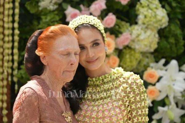 Luna Maya Jalani Siraman Jelang Nikah, Terisak Haru saat Sungkeman ke Ibunda Luna Maya Jalani Siraman Jelang Nikah, Terisak Haru saat Sungkeman ke Ibunda