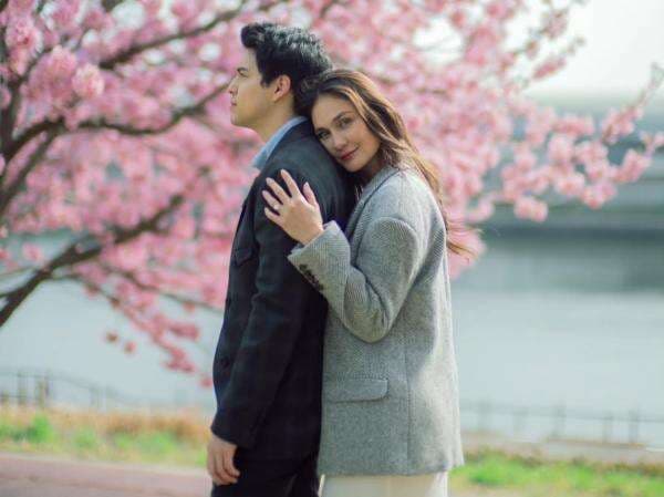 7 Potret Luna Maya Dilamar Maxime Bouttier, Pelukan Erat Menuju Pelaminan 7 Potret Luna Maya Dilamar Maxime Bouttier, Pelukan Erat Menuju Pelaminan