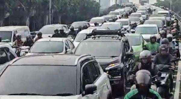 Macet Horor di Jalan TB Simatupang Jaksel, Pengendara: Capek Juga Tiap Hari Begini Macet Horor di Jalan TB Simatupang Jaksel, Pengendara: Capek Juga Tiap Hari Begini