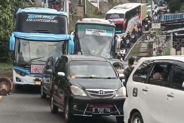 Macet Parah, Antrean Kendaraan di Jalur Selatan Nagreg Capai 5 Km Macet Parah, Antrean Kendaraan di Jalur Selatan Nagreg Capai 5 Km