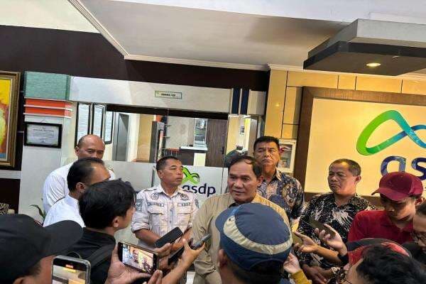 Macet Parah di Ketapang, Anggota DPR Bambang Haryo Desak 15 Kapal LCT Dioperasikan Macet Parah di Ketapang, Anggota DPR Bambang Haryo Desak 15 Kapal LCT Dioperasikan