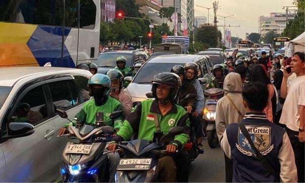 Jalan MH Thamrin Depan Sarinah Macet Jelang Karnaval Budaya HUT ke-80 RI Jalan MH Thamrin Depan Sarinah Macet Jelang Karnaval Budaya HUT ke-80 RI