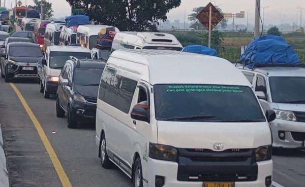 Mudik Lebaran H-5, Tol Pejagan Kembali Terjadi Antrean Kendaraan, Ini Pemicunya Mudik Lebaran H-5, Tol Pejagan Kembali Terjadi Antrean Kendaraan, Ini Pemicunya