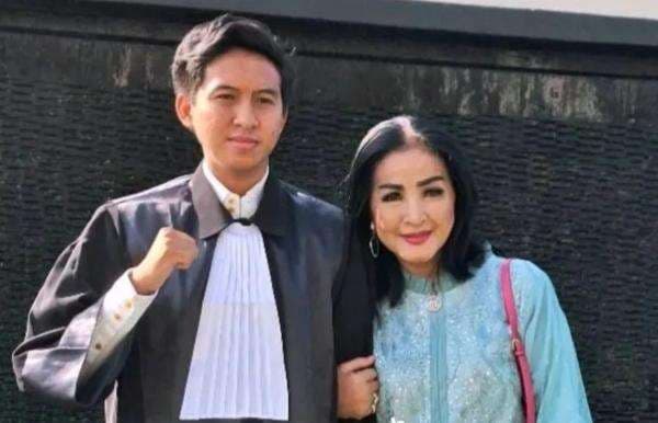 Machica Mochtar Selalu Dukung Anaknya Menyuarakan Kebenaran dan Keadilan Machica Mochtar Selalu Dukung Anaknya Menyuarakan Kebenaran dan Keadilan