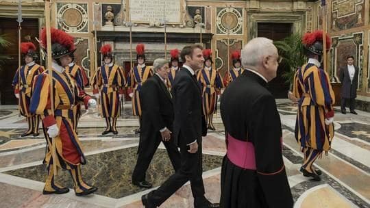 Macron Ingin Pengaruhi Pemilihan Paus Baru demi Calon dari Prancis Macron Ingin Pengaruhi Pemilihan Paus Baru demi Calon dari Prancis