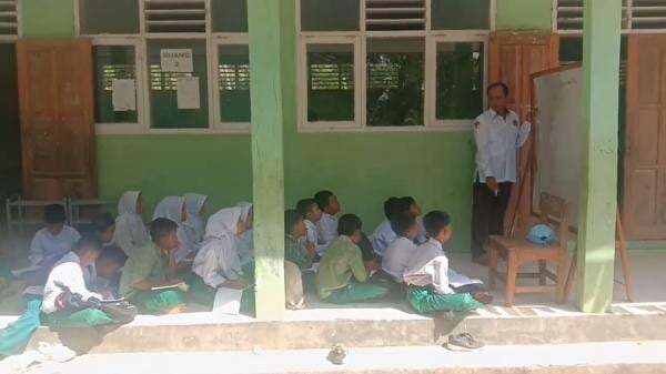 Kekurangan Kelas, Sebagian Siswa Madrasah Ibtidaiyah Darul Ulum Lebak Belajar di Luar Kekurangan Kelas, Sebagian Siswa Madrasah Ibtidaiyah Darul Ulum Lebak Belajar di Luar