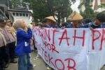 Mahasiswa Saling Dorong dengan Polisi saat Unjuk Rasa Kenaikan Harga Beras di Sukabumi
