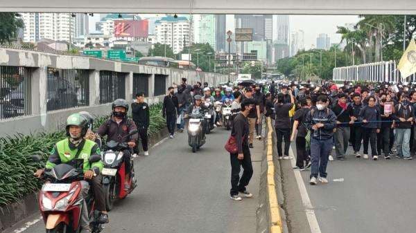 Mahasiswa Terus Berdatangan, Jalan Depan Gedung DPR Mulai Ditutup Mahasiswa Terus Berdatangan, Jalan Depan Gedung DPR Mulai Ditutup