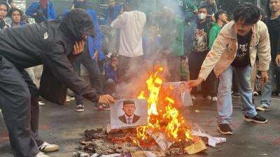 Demo Indonesia Gelap, Mahasiswa Bakar Poster Bergambar Mayor Teddy Demo Indonesia Gelap, Mahasiswa Bakar Poster Bergambar Mayor Teddy