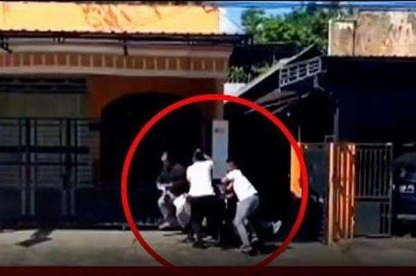 Mahasiswa Bawa Poster Kritik Gibran Diadang Paspampres, PDIP: Pembungkaman Suara Kritis Mahasiswa Bawa Poster Kritik Gibran Diadang Paspampres, PDIP: Pembungkaman Suara Kritis