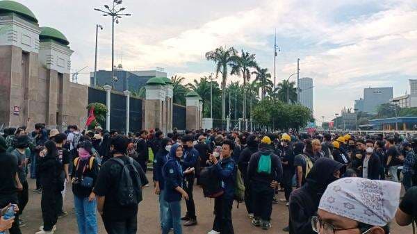Demo RUU TNI, Mahasiswa Geruduk Gedung DPR Sore Ini Demo RUU TNI, Mahasiswa Geruduk Gedung DPR Sore Ini