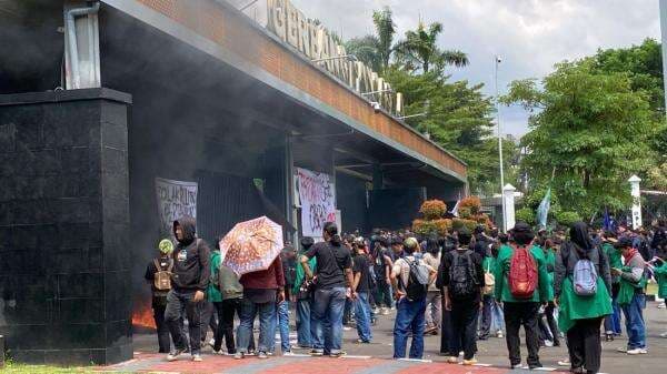 Penertiban PKL di Pasar Raya Padang Ricuh, Pedagang Blokir Jalan Penertiban PKL di Pasar Raya Padang Ricuh, Pedagang Blokir Jalan