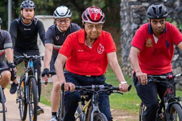 Umurnya 100 Tahun, Mahathir Mohamad Dirawat gegara Kelelahan Bersepeda Umurnya 100 Tahun, Mahathir Mohamad Dirawat gegara Kelelahan Bersepeda