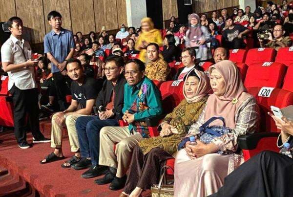 Mahfud MD Hadiri Acara Butet Kartaredjasa Musuh Bebuyutan di Yogyakarta Mahfud MD Hadiri Acara Butet Kartaredjasa Musuh Bebuyutan di Yogyakarta