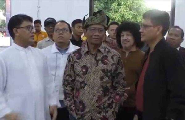 Mahfud MD Kunjungi Gereja Katolik Santo Yosep di Karimun Mahfud MD Kunjungi Gereja Katolik Santo Yosep di Karimun