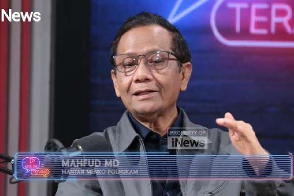 Mahfud MD: Menurut Hukum, Kejaksaan Tidak Boleh Dikawal TNI Mahfud MD: Menurut Hukum, Kejaksaan Tidak Boleh Dikawal TNI