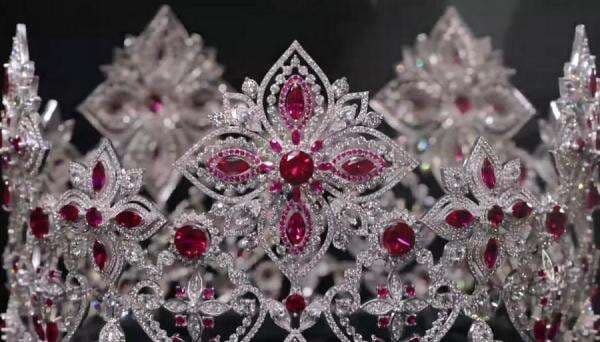 Mewahnya Mahkota Baru Miss Indonesia 2025, ‘Sakral Kawung Srikandi’ Bertahta Rubi Merah Mewahnya Mahkota Baru Miss Indonesia 2025, ‘Sakral Kawung Srikandi’ Bertahta Rubi Merah