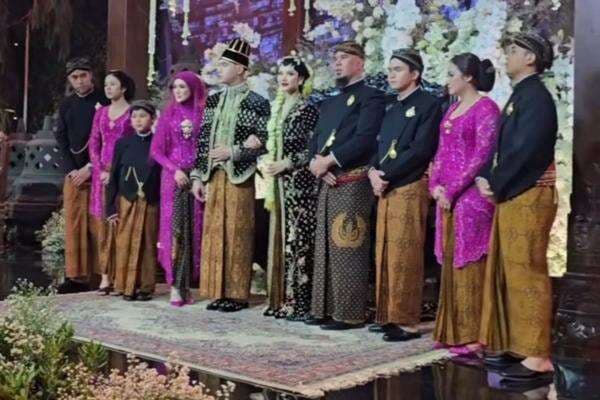 Maia Estianty Absen Ngunduh Mantu, Ahmad Dhani Dampingi Al Ghazali di Pelaminan Bersama Mulan Jameela Maia Estianty Absen Ngunduh Mantu, Ahmad Dhani Dampingi Al Ghazali di Pelaminan Bersama Mulan Jameela
