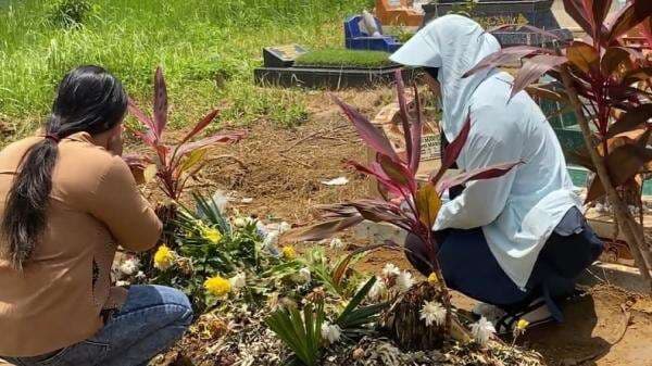Berduka, Rekan Seprofesi Kunjungi Makam Juwita Wartawati Korban Pembunuhan Oknum TNI AL Berduka, Rekan Seprofesi Kunjungi Makam Juwita Wartawati Korban Pembunuhan Oknum TNI AL