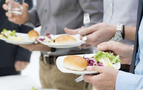 Makan dan Minum Sambil Berdiri, Bolehkah? Makan dan Minum Sambil Berdiri, Bolehkah?
