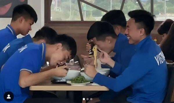 Makan Mie Instan Jelang Lawan Timnas Indonesia, Pemain Timnas Vietnam Kena Serang sang Suporter! Makan Mie Instan Jelang Lawan Timnas Indonesia, Pemain Timnas Vietnam Kena Serang sang Suporter!