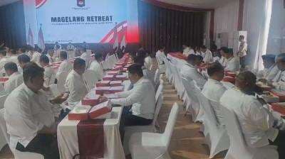 Bak Tentara, Kepala Daerah Makan Siang Diawali Bunyi Lonceng Bak Tentara, Kepala Daerah Makan Siang Diawali Bunyi Lonceng