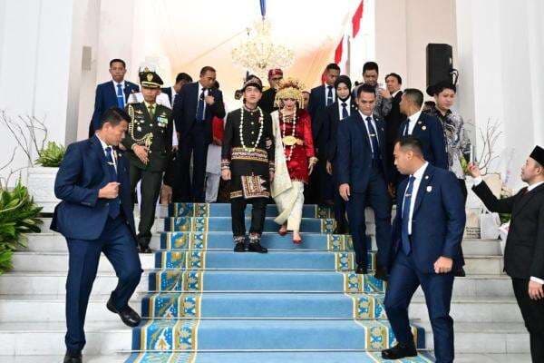 Makna Mendalam Pakaian Adat Gibran dan Keluarga di Upacara HUT ke-80 RI Makna Mendalam Pakaian Adat Gibran dan Keluarga di Upacara HUT ke-80 RI