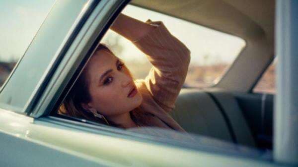 Makna Lagu Snap - Rosa Linn: Ungkapan Jujur tentang Sulitnya Move On! Makna Lagu Snap - Rosa Linn: Ungkapan Jujur tentang Sulitnya Move On!