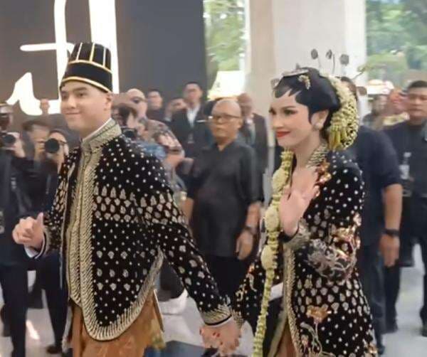 Makna Mendalam Busana Adat Jawa yang Dipakai Alyssa dan Al Ghazali di Momen Ngunduh Mantu Makna Mendalam Busana Adat Jawa yang Dipakai Alyssa dan Al Ghazali di Momen Ngunduh Mantu