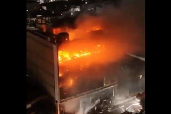 Mal Baru Dibuka Terbakar Hebat, 61 Orang Tewas, Banyak yang Hangus Terpanggang Mal Baru Dibuka Terbakar Hebat, 61 Orang Tewas, Banyak yang Hangus Terpanggang