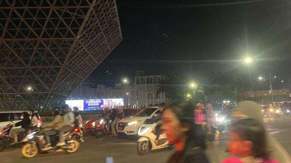 Malam Tahun Baru di Bekasi, Lalin Padat Merayap Warga Padati Trotoar Jalan Ahmad Yani Malam Tahun Baru di Bekasi, Lalin Padat Merayap Warga Padati Trotoar Jalan Ahmad Yani