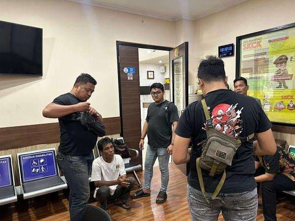 Maling HP Ditangkap Polres Pelabuhan Priok Saat Gelar Jumat Berkah Maling HP Ditangkap Polres Pelabuhan Priok Saat Gelar Jumat Berkah