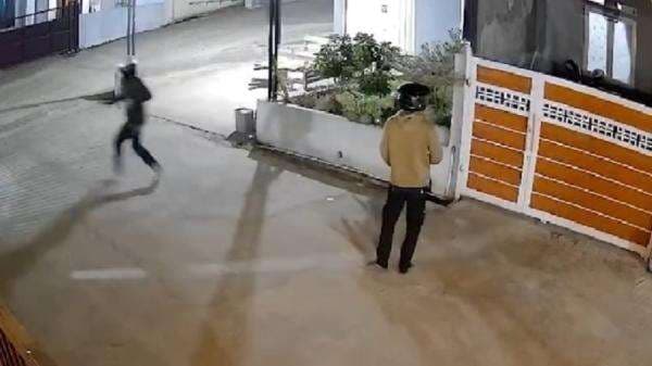 Pilu! Motor Pedagang Martabak di Surabaya Dicuri, 2 Pelaku Terekam Jelas CCTV Pilu! Motor Pedagang Martabak di Surabaya Dicuri, 2 Pelaku Terekam Jelas CCTV