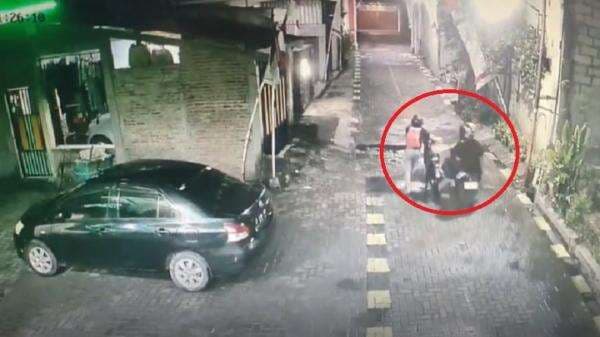 Terekam CCTV, 2 Maling Motor di Semarang Ditangkap 1 Diburu Terekam CCTV, 2 Maling Motor di Semarang Ditangkap 1 Diburu