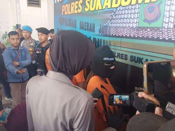 Demi Saweran Gift, Mamah Muda Ini Live Streaming Sambil Bugil Gunakan Alat Bantu Seks Demi Saweran Gift, Mamah Muda Ini Live Streaming Sambil Bugil Gunakan Alat Bantu Seks