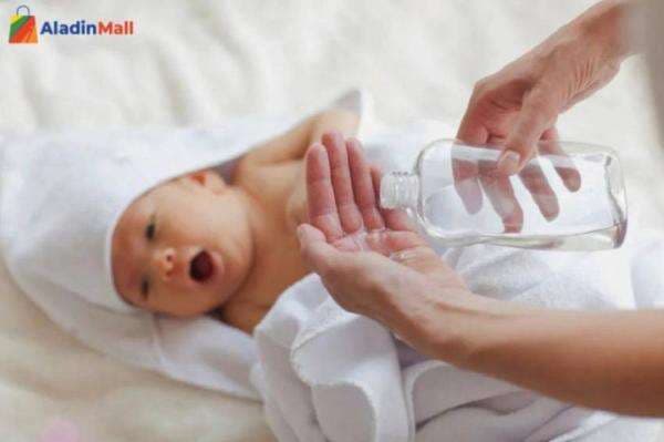 Manfaat Minyak Telon untuk Bayi, Menghangatkan Tubuh hingga Atasi Masalah Pernapasan Manfaat Minyak Telon untuk Bayi, Menghangatkan Tubuh hingga Atasi Masalah Pernapasan