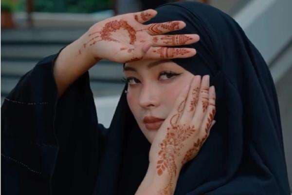 Mantan Bintang Film Dewasa Jepang Kae Asakura Jadi Mualaf: Ini Ramadan Pertamaku Mantan Bintang Film Dewasa Jepang Kae Asakura Jadi Mualaf: Ini Ramadan Pertamaku
