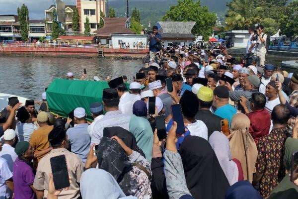 Mantan Gubernur Malut Abdul Gani Kasuba Meninggal, Ribuan Masyarakat Antar ke Kampung Halaman Mantan Gubernur Malut Abdul Gani Kasuba Meninggal, Ribuan Masyarakat Antar ke Kampung Halaman
