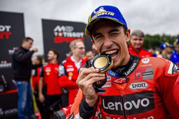 Marc Marquez Disebut Lebih Baik dari Valentino Rossi, Pembalap Fenomenal yang Muncul 15 Tahun Sekali Marc Marquez Disebut Lebih Baik dari Valentino Rossi, Pembalap Fenomenal yang Muncul 15 Tahun Sekali
