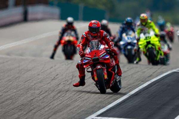 8 Pembalap Jatuh di MotoGP Jerman 2025, Marc Marquez Bongkar Caranya Hindari Kecelakaan 8 Pembalap Jatuh di MotoGP Jerman 2025, Marc Marquez Bongkar Caranya Hindari Kecelakaan