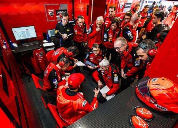 Menilik Peran Krusial hingga Gaji Tim Mekanik di MotoGP Menilik Peran Krusial hingga Gaji Tim Mekanik di MotoGP