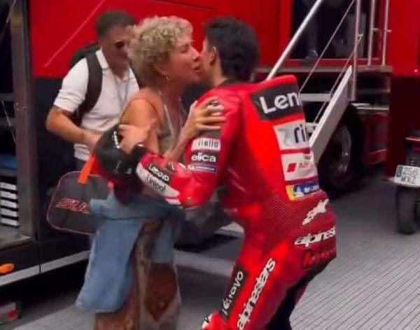 Usai Boncengan, Marc Marquez Peluk Orangtua Francesco Bagnaia Kelar Balapan MotoGP Republik Ceko 2025 Usai Boncengan, Marc Marquez Peluk Orangtua Francesco Bagnaia Kelar Balapan MotoGP Republik Ceko 2025