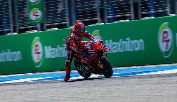 Tak Mau Kalah Lagi di MotoGP 2025, Marc Marquez Curi Ilmu Menikung ke Kanan dari Francesco Bagnaia Tak Mau Kalah Lagi di MotoGP 2025, Marc Marquez Curi Ilmu Menikung ke Kanan dari Francesco Bagnaia