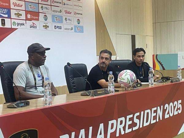 Paulinho Moccelin Bikin Ole Romeny Cedera, Pelatih Arema FC Marcos Santos Minta Maaf Paulinho Moccelin Bikin Ole Romeny Cedera, Pelatih Arema FC Marcos Santos Minta Maaf