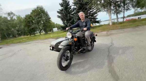 Pria Alaska Dihadiahi Sepeda Motor oleh Putin saat KTT dengan Trump Pria Alaska Dihadiahi Sepeda Motor oleh Putin saat KTT dengan Trump