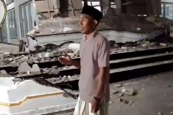 Masjid di Sumenep Madura Tiba-tiba Ambruk Jelang Salat Tarawih Masjid di Sumenep Madura Tiba-tiba Ambruk Jelang Salat Tarawih