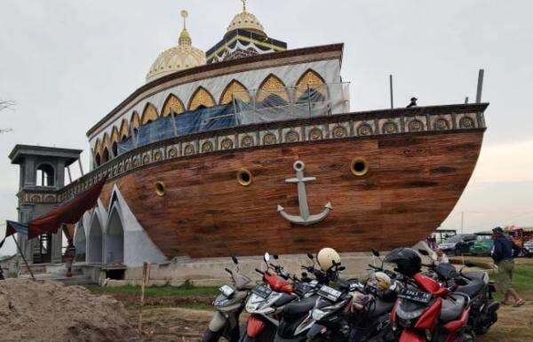 Viral Masjid Kapal Nabi Nuh di Pantai Sedari Karawang Diserbu Wisatawan Viral Masjid Kapal Nabi Nuh di Pantai Sedari Karawang Diserbu Wisatawan