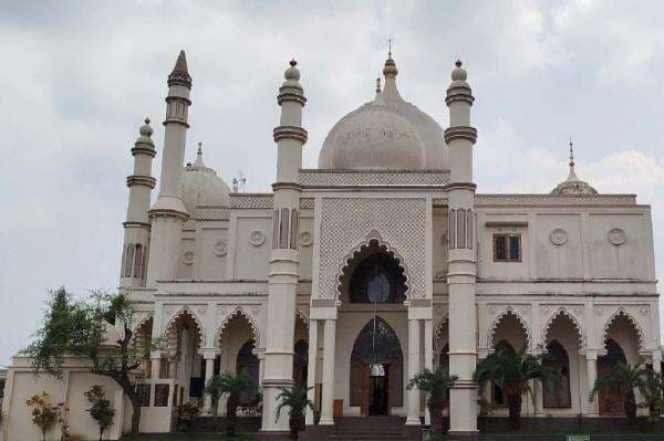 Melihat Lebih Dekat Kemegahan Masjid Salman Al Farisi di Malang, Berdesain Mirip Taj Mahal Melihat Lebih Dekat Kemegahan Masjid Salman Al Farisi di Malang, Berdesain Mirip Taj Mahal